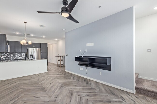 Building Photo - 2321 E Huntington Dr