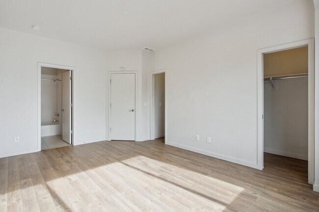 Building Photo - 2265 Glenarm Pl