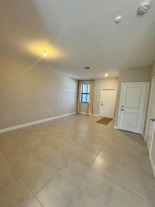 Building Photo - 5442 SW 14th Ct