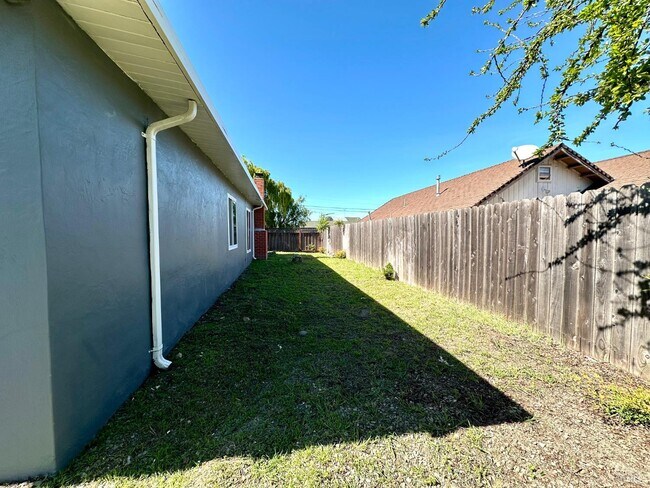 Building Photo - 1111 Marionola Way