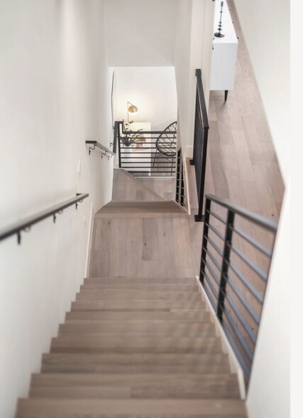 Building Photo - 1358 N Fairfax Ave