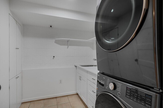 Building Photo - Available Now! 3 Bed 2 Bath House Near the...