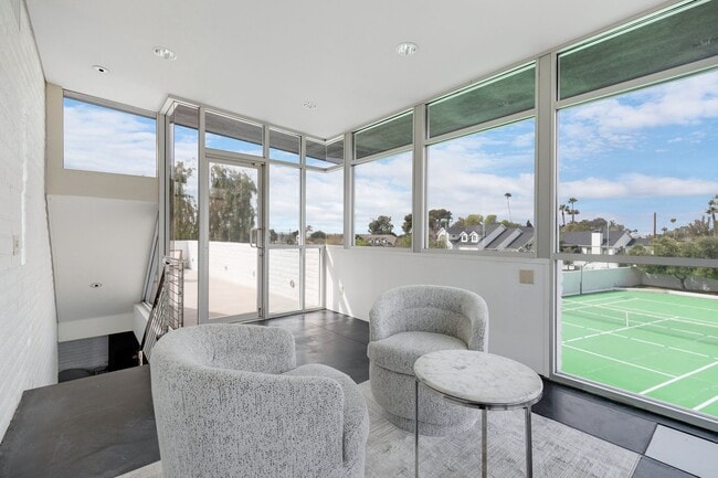 Building Photo - Mid-century modern home in Arcadia with pr...