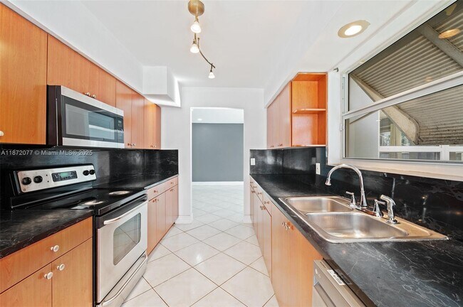 Building Photo - 3812 N Circle Dr