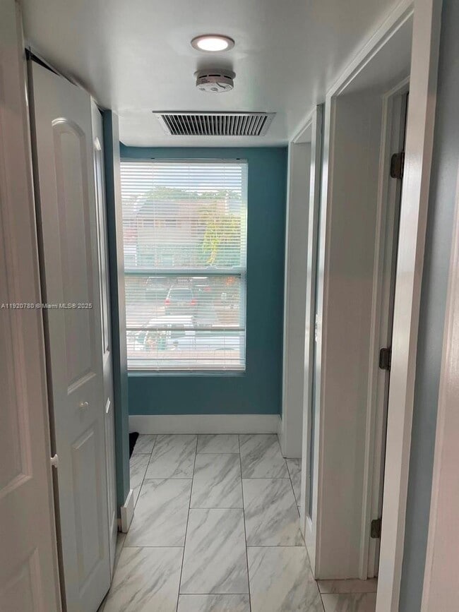 Building Photo - 330 Sunshine Dr