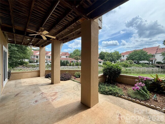 Building Photo - 18009 Kings Point Dr