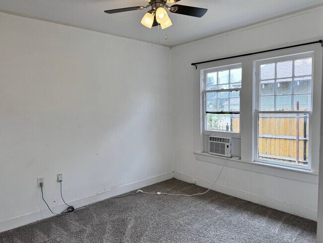 Building Photo - 3 Bed 2 Bath Home With Tons Of Natural Light