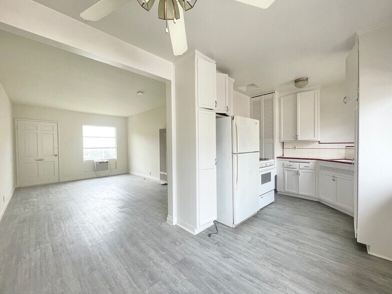 Building Photo - 525 E Valencia Ave