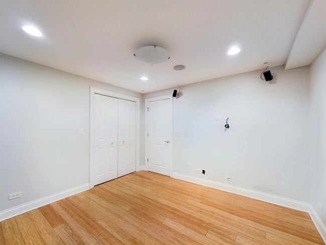 Building Photo - 632 W Barry Ave