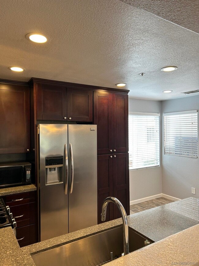 Building Photo - 10284 Wateridge Cir
