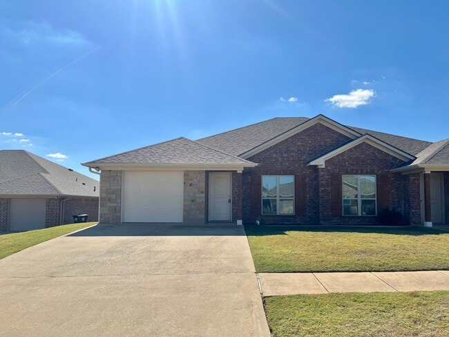 Building Photo - 319 Princess Pl.