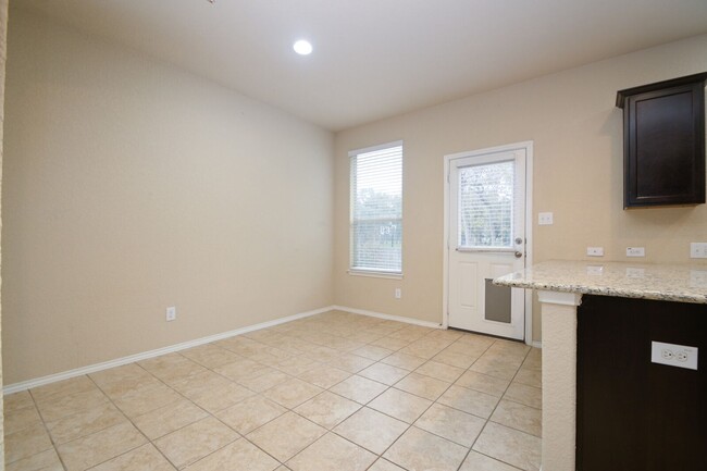 Building Photo - 4 bedroom home located within 6 miles of R...