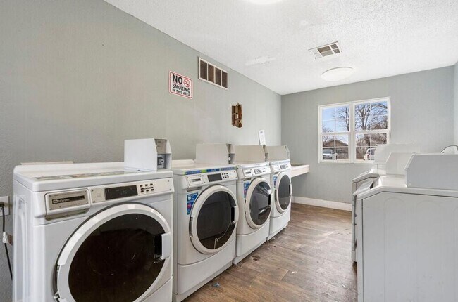 Building Photo - 865 S Douglas Ave