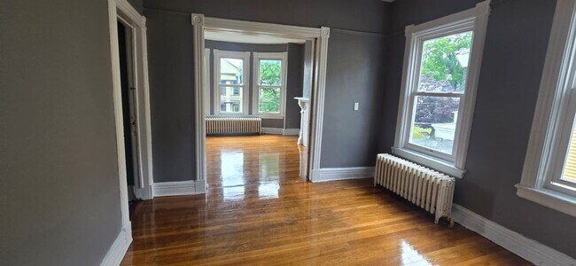 Building Photo - 4 bedroom, 1 bath