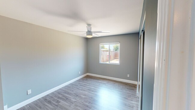 Building Photo - 3 Bed Home | Large Backyard