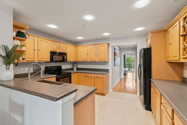 Building Photo - 833 N Fern Creek Ave