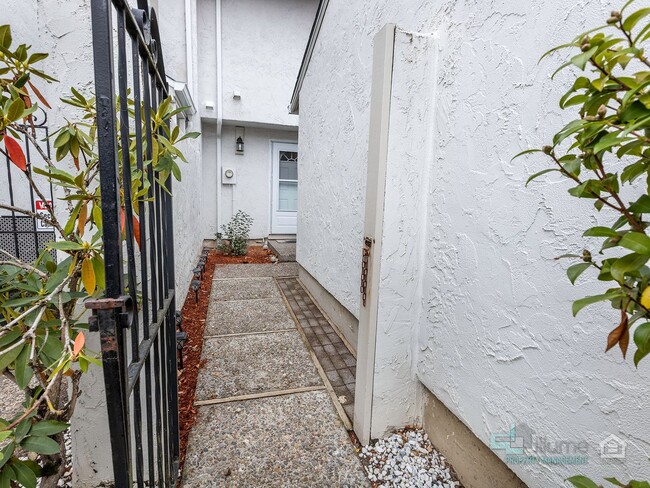 Building Photo - Inviting 2-Bedroom, 2.5 Bathroom Home in Gresham