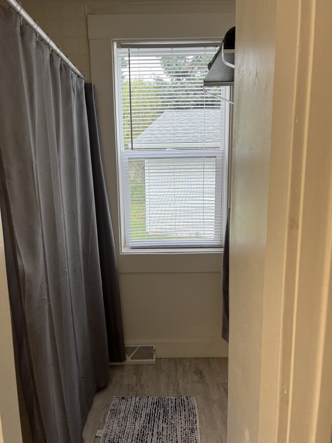 Building Photo - 401 Hemlock St