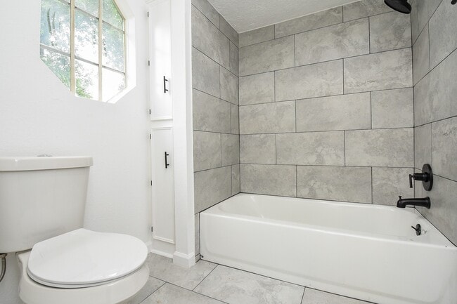 Building Photo - 15814 Winding Moss Dr