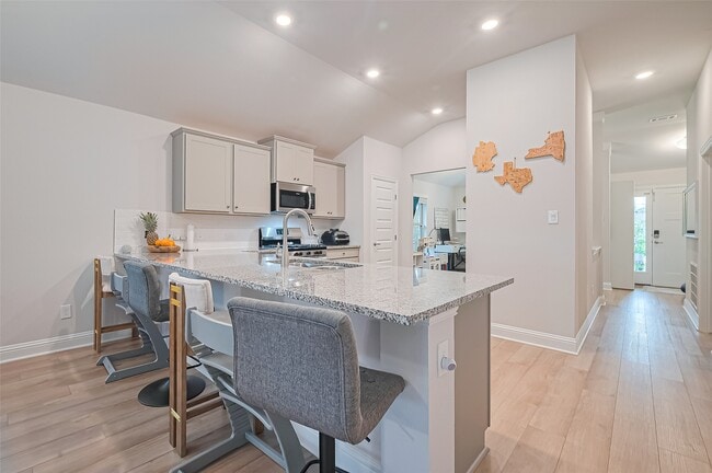 Building Photo - 2712 Golden Palms Ln