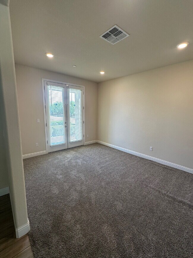 Building Photo - 2494 Valdes Dr