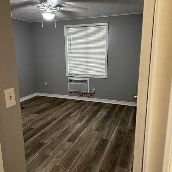 Building Photo - 590 7th Pl