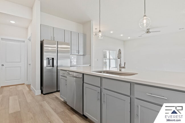 Building Photo - 71 Point of Woods Dr