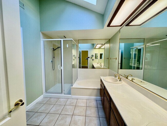 Building Photo - Spacious 4 Bed/2Ba Home in Richmond with Large Backyard!