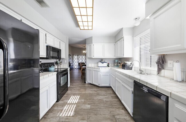 Building Photo - 3 Bedrooms with an office in Southwest Bakersfield!!