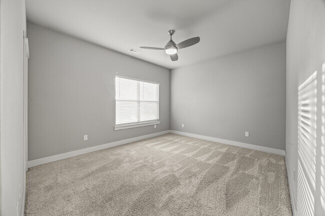 Building Photo - 910 W Cato Springs Rd