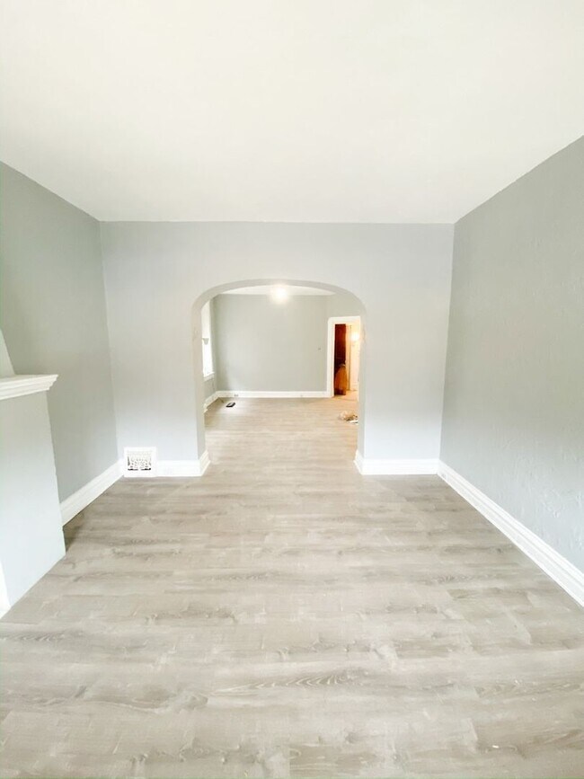 Building Photo - 2Bed 1Bath with Den!  Newly renovated!!