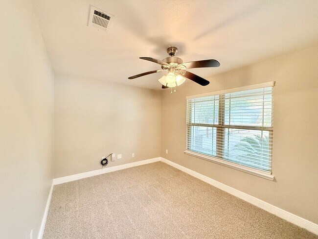 Building Photo - 3-Bedroom Pool Home - Half-Acre Lot