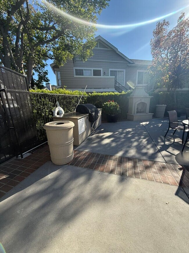 Building Photo - **Charming 1bed 1bath Condo located in the desirable Canyon Villa Community**