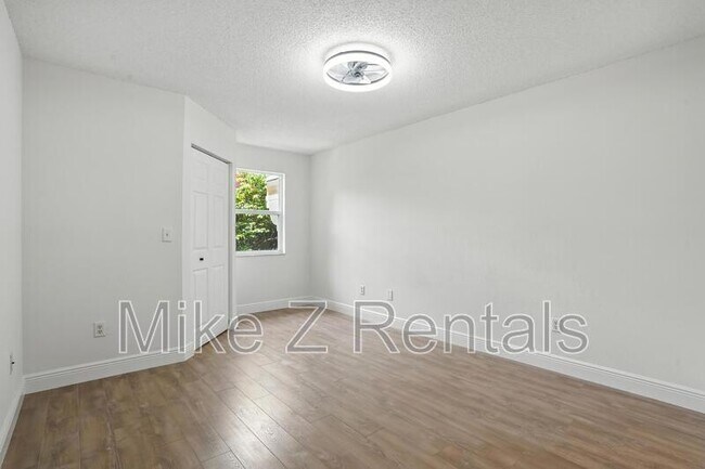 Building Photo - 8880 Colonnades Ct W