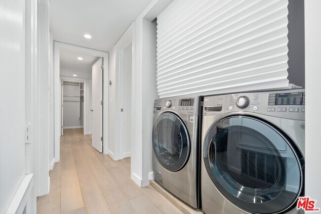 Building Photo - 1129 Larrabee St