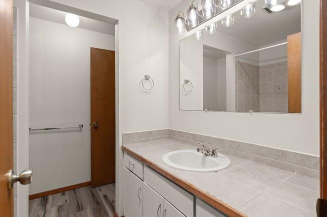 Building Photo - END UNIT!!  2 BEDROOM & 1 .5 BATH TOWNHOUSE