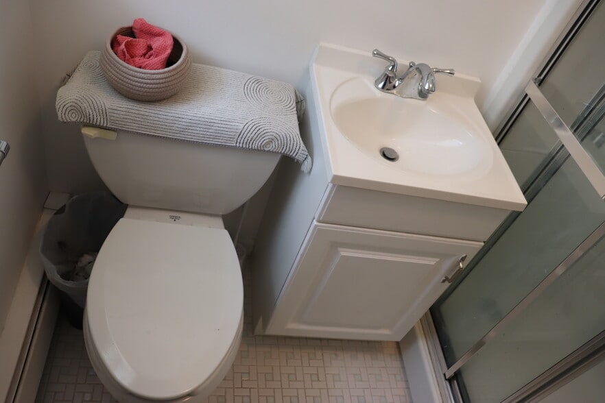 Building Photo - 442 Surrey Ln