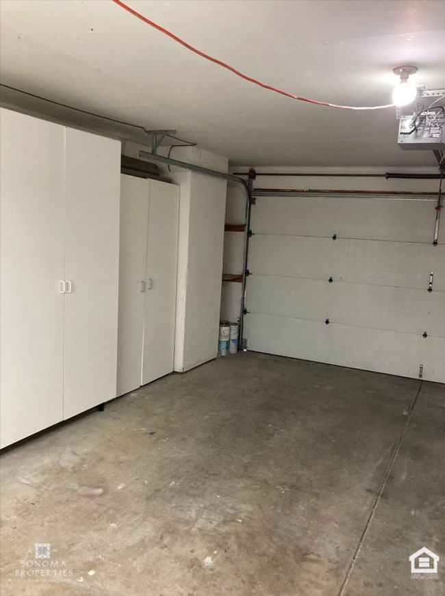 Building Photo - 3 Bedroom, 2.5 Bathroom Townhouse, Located...