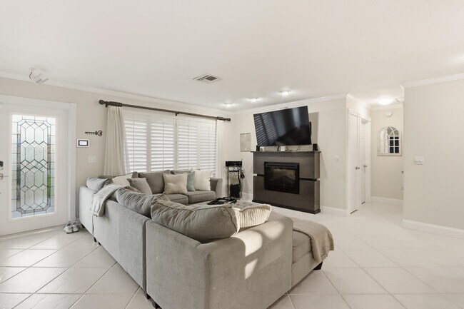 Building Photo - 1905 Meadow Ct