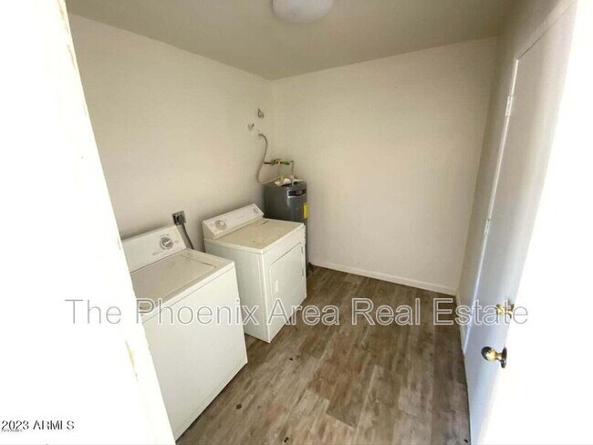 Building Photo - 303 W Mesquite St