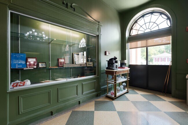 Building Photo - 301 N Mulberry St