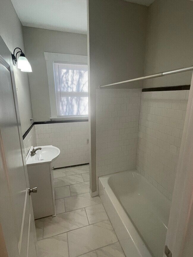 Building Photo - 119 S Pine St