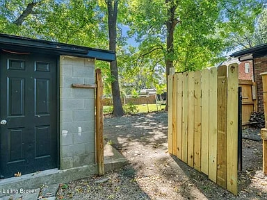 Building Photo - 1119 Ireland Dr