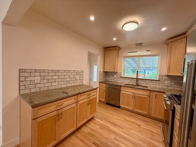 Building Photo - Beautifully remodeled mid-century modern h...