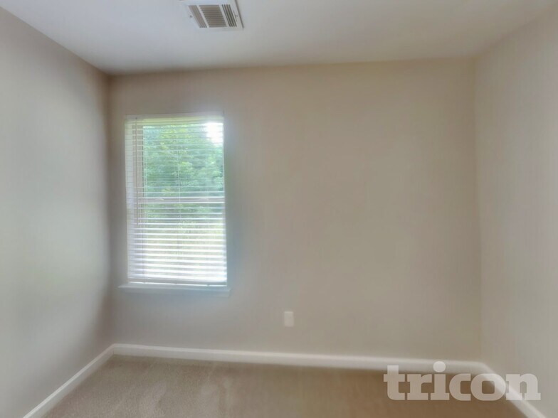 Building Photo - 325 Nutwood Trce