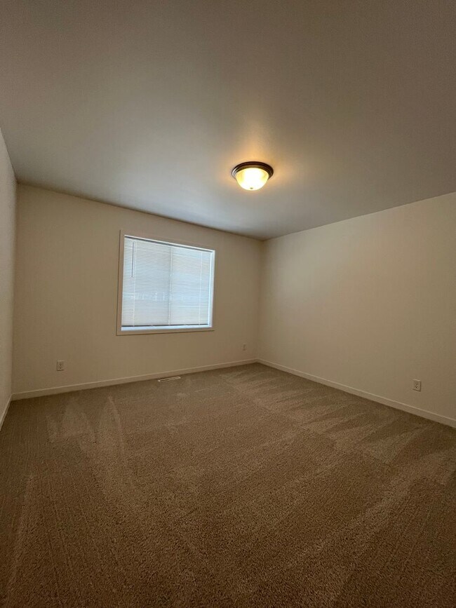Building Photo - 3 Bed 3 Bath TownHome