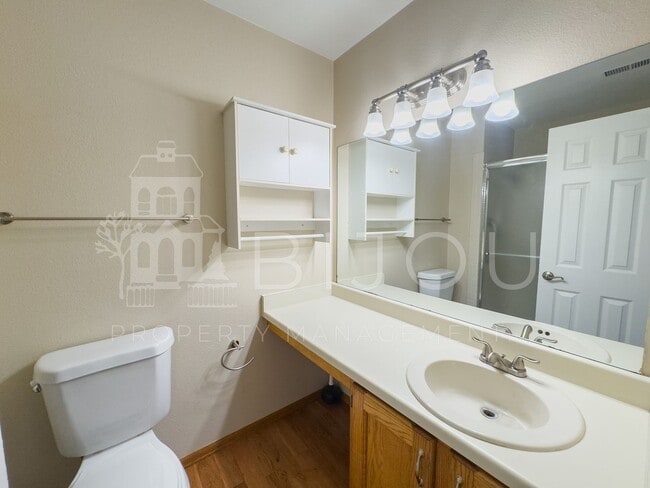 Building Photo - Beautiful 2 Bed, 2 Bath