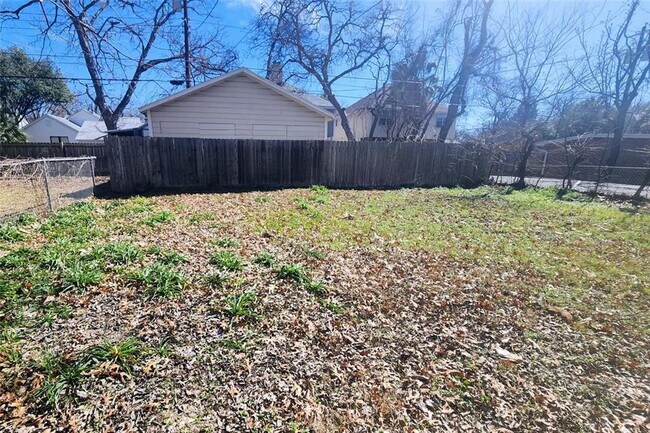 Building Photo - 3 Bed 2 Bath in Hyde Park with Huge Yard