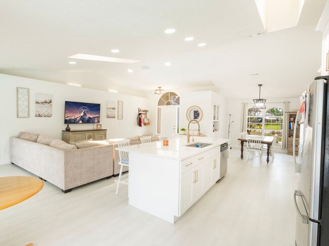 Building Photo - 1123 SW Oak Hollow Ct