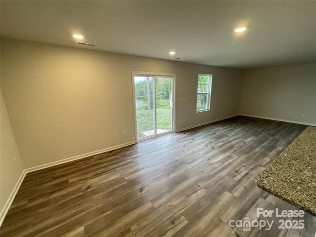 Building Photo - 354 Hollingswood Dr